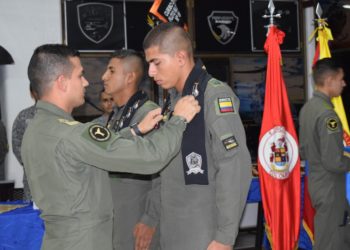 Alumnos de vuelo de la Fuerza Aérea, se preparan para surcar el cielo con poderosas aeronaves