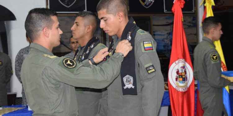 Alumnos de vuelo de la Fuerza Aérea, se preparan para surcar el cielo con poderosas aeronaves