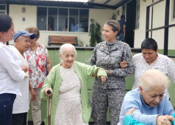 Llegó la felicidad a los abuelitos de Icononzo, con el personal del CACOM 4. 