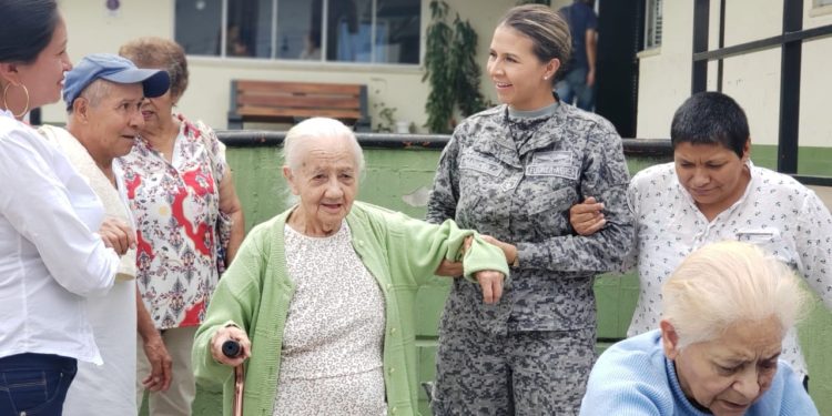 Llegó la felicidad a los abuelitos de Icononzo, con el personal del CACOM 4. 