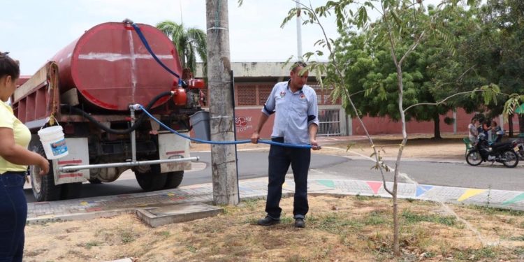 Jornada de riego de árboles en Girardot