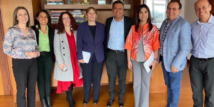 La ministra de educación se reúne con alcalde de Girardot