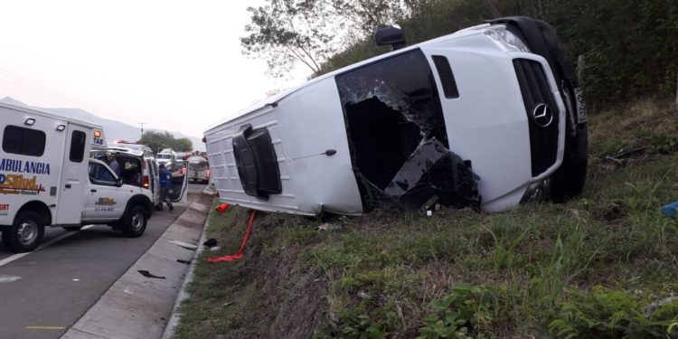 Aparatoso accidente en la vía Nariño-Girardot, deja 14 heridos. Se volcó auto-vans