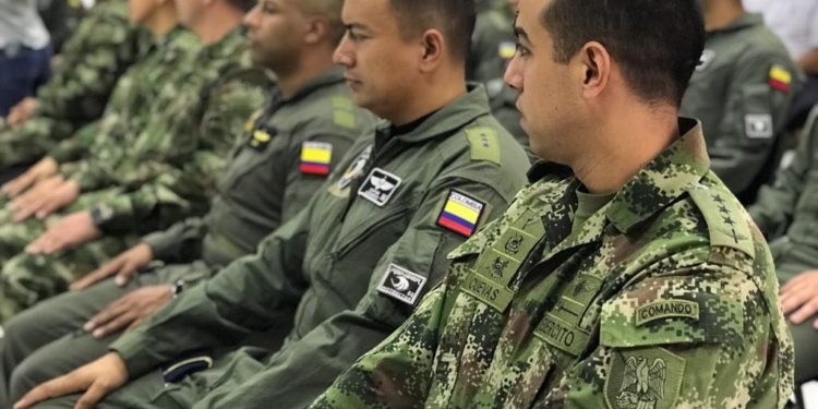 Certificados 14 oficiales del curso de Instructores de Vuelo por Instrumento.