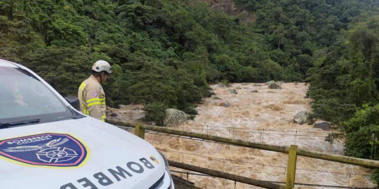 Gobernador Jorge Rey lidera atención de emergencias por lluvias en Silvania y el Sumapaz.