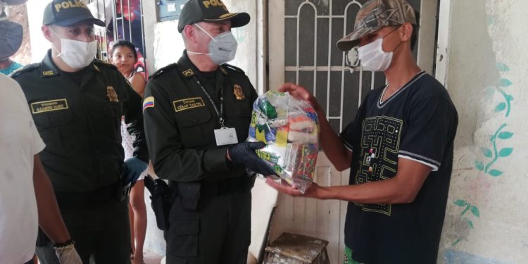 A caballo y a pie, la Policía entregó ayudas humanitarias en sector rural de Tocaima, donadas por un empresario.