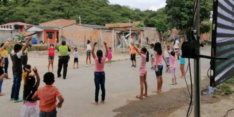 Carabineros por la seguridad de los deportistas y la comunidad del sector rural de Girardot.