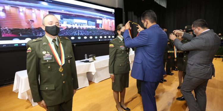 Gobernación de Cundinamarca condecora a miembros de la Policía Nacional con ocasión de sus 129 años de creación.