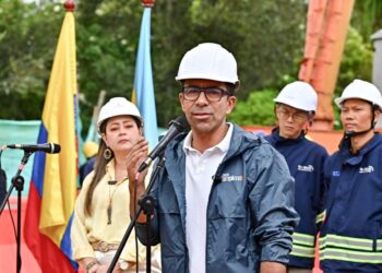 “La estación elevada de Mosquera será una infraestructura icónica para el RegioTram”: gobernador Jorge Rey al iniciar el izaje de vigas.