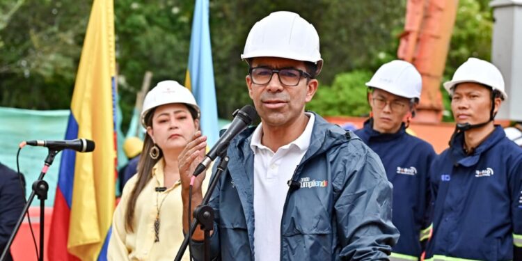 “La estación elevada de Mosquera será una infraestructura icónica para el RegioTram”: gobernador Jorge Rey al iniciar el izaje de vigas.