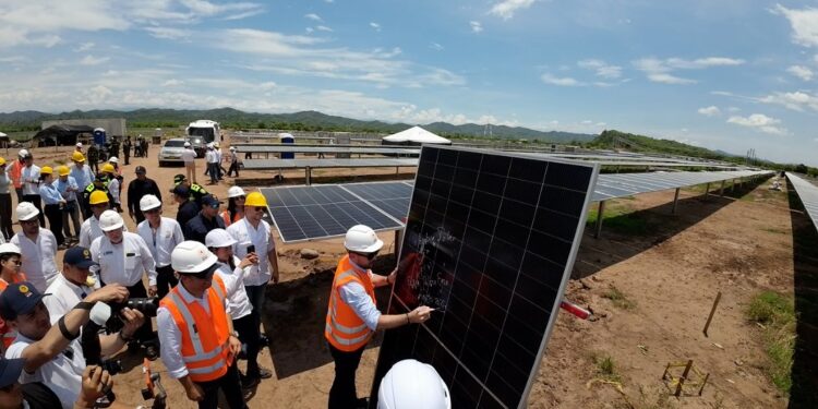 Puerta de Oro: el parque solar más grande de Colombia alcanza 71% de avance en Cundinamarca.