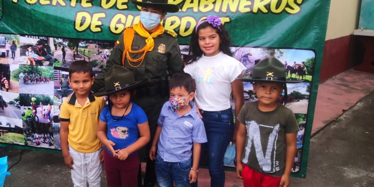 En Flandes la Policía acompañó el regreso a clases con actividades lúdicas.