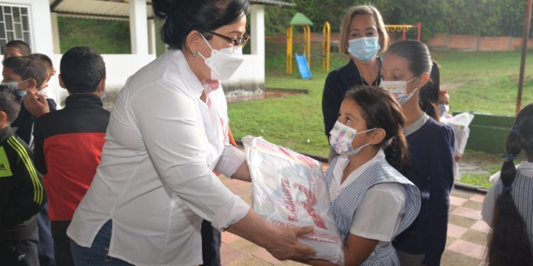 Kits escolares para niños, niñas y jóvenes de Ricaurte.