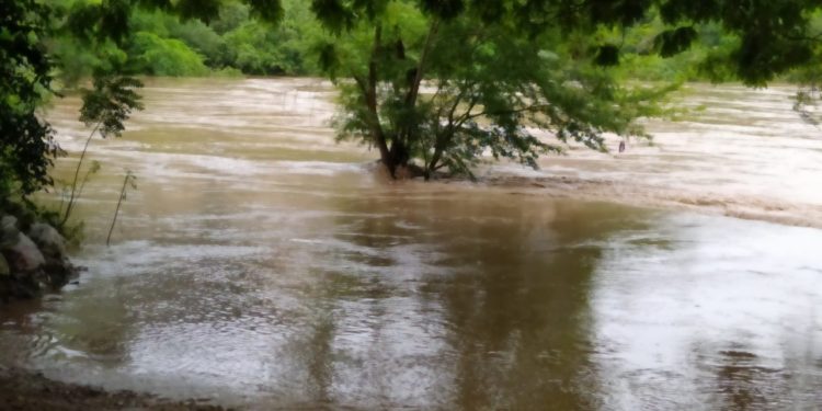 Alcaldía de Ricaurte pide estar atentos por alerta roja del río Sumapaz, ante riesgo de crecientes súbitas.