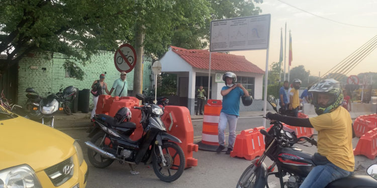 A partir de mañana 6 de abril a las 2 de la tarde comenzarán a circular motocicletas por el puente Mariano Ospina Pérez, que comunica a Flandes, Tolima, con Girardot, Cundinamarca.