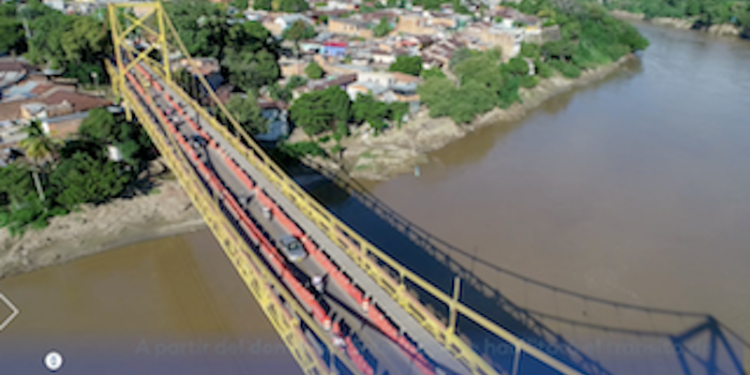 Sin novedad avanza paso de vehículos livianos por el puente Mariano Ospina Pérez, que comunica a Girardot con Flandes.