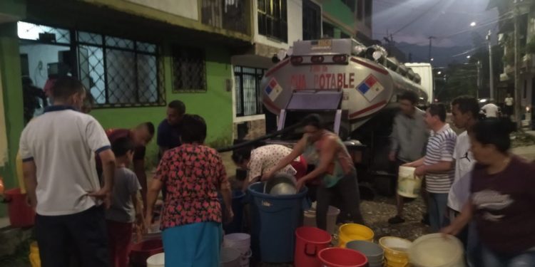 Con carro tanques suplen servicio del agua en barrio de Ibagué.