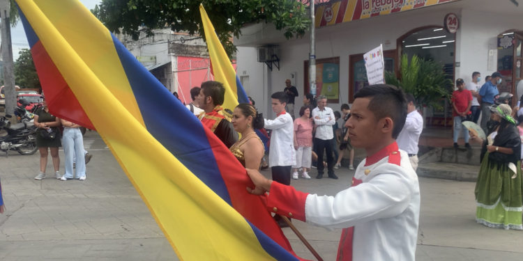 Girardot demostró su amor patrio en la conmemoración de la Independencia. Desfile desde la Glorieta del León hasta el Parque Bolívar.