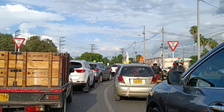 En Cundinamarca, más de 400 hombres y mujeres de la Policía de Tránsito se han desplegado en las carreteras, a propósito del puente festivo.