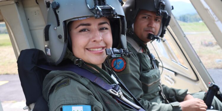 Subteniente de Guatemala alcanza un hito al formarse como piloto en Colombia.