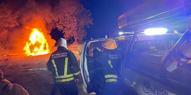 Capturados presuntos responsables de incinerar un bus de transporte público en Cundinamarca.