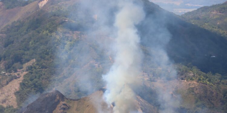 Gran despliegue operacional en la extinción de incendios forestales en Huila y Tolima.