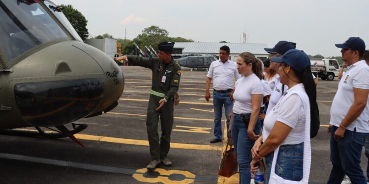 Funcionarios de la Secretaría de Salud conocen las capacidades de la Fuerza Aérea Colombiana.
