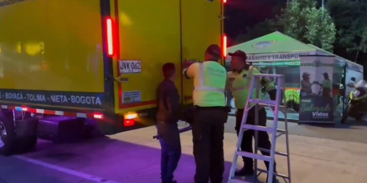 La Policía incautó en Guayabetal, 104 kilos de marihuana en un furgón utilizado en el transporte de encomiendas.