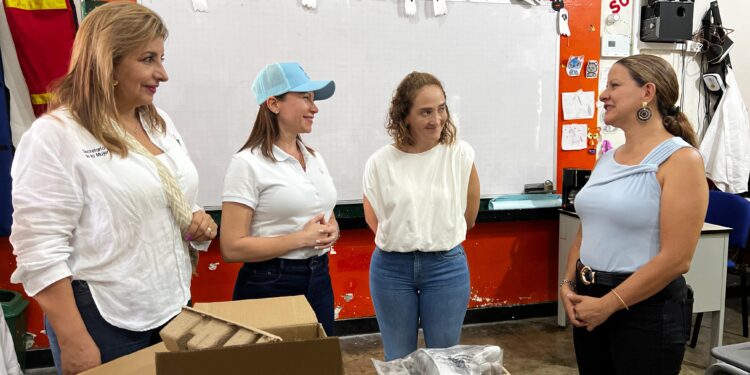 Gobernación del Tolima hace entrega de Estación Meteorológica en institución educativa.