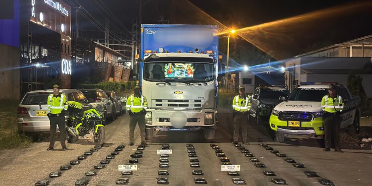 En Fusagasugá, la Policía incautó 157 kilos de base de coca camuflados en camión de encomiendas.