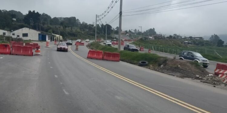 Con algunos contratiempos, avanza tráfico sobre la vía Bogotá-Girardot.