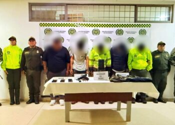 La Policía capturó en flagrancia a cinco sujetos en Cundinamarca, vistiendo prendas de uso privativo de la institución.