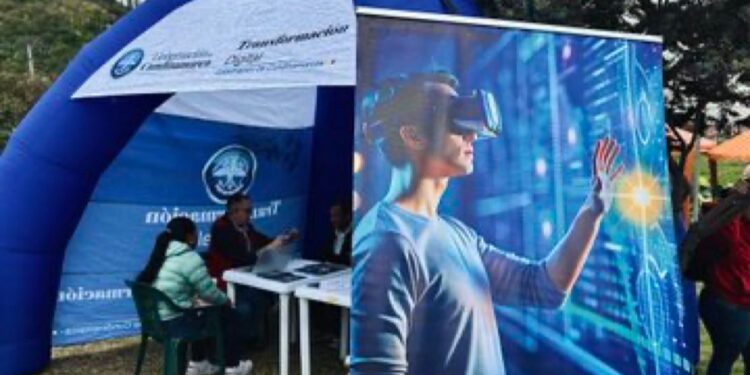 Formación digital gratuita despierta el interés de los soachunos en Feria de Servicios para Víctimas.