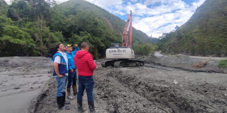 Gobernación de Cundinamarca coordina nuevas acciones en Quetame ante afectaciones por deslizamientos y vía incomunicada.