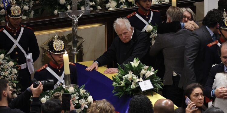 El Gobernador de Cundinamarca Jorge Emilio Rey, despidió al asesinado precandidato presidencial,  Miguel Uribe.