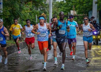  El puertorriqueño Héctor Pagán y la colombiana Alexandra Aldana se coronan campeones de la segunda edición de la Media Maratón de Cundinamarca, en Girardot.