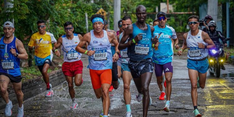  El puertorriqueño Héctor Pagán y la colombiana Alexandra Aldana se coronan campeones de la segunda edición de la Media Maratón de Cundinamarca, en Girardot.