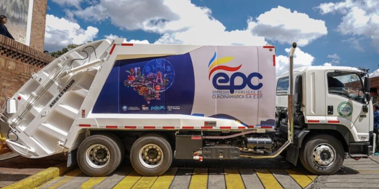 Con una inversión de 12.600 millones, la Gobernación de Cundinamarca entrega vehículos compactadores a 13 municipios.