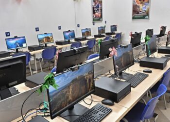 Gobernador Jorge Rey moderniza 21 centros interactivos de Cundinamarca.