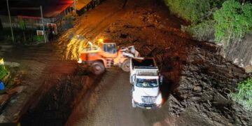 Avanza remoción de lodo tras derrumbe en la vía Mosquera-La Mesa.