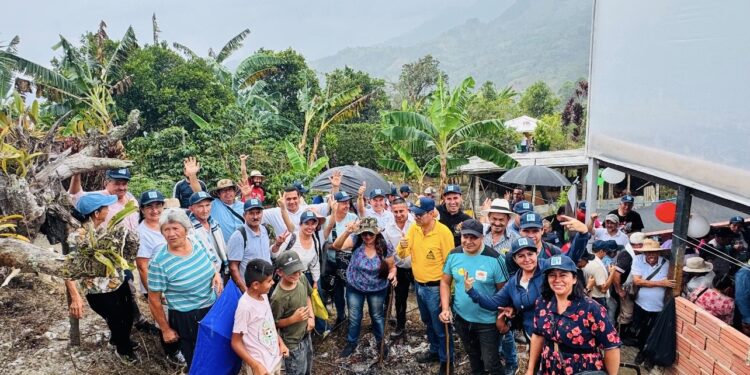 Más de 160 caficultores mejoraron sus conocimientos durante el Día de Campo Cafetero en Pacho.
