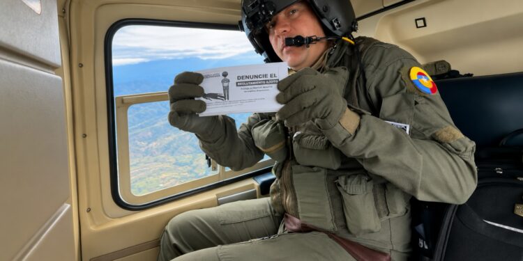 Ofensiva pedagógica de la Fuerza Aérea contra la minería ilegal sobre los municipios de Ataco y Chaparral, en el Tolima.