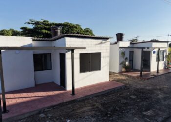 Gobernador de Cundinamarca reporta la construcción de 330 viviendas en Paretebueno, un año después del sismo.