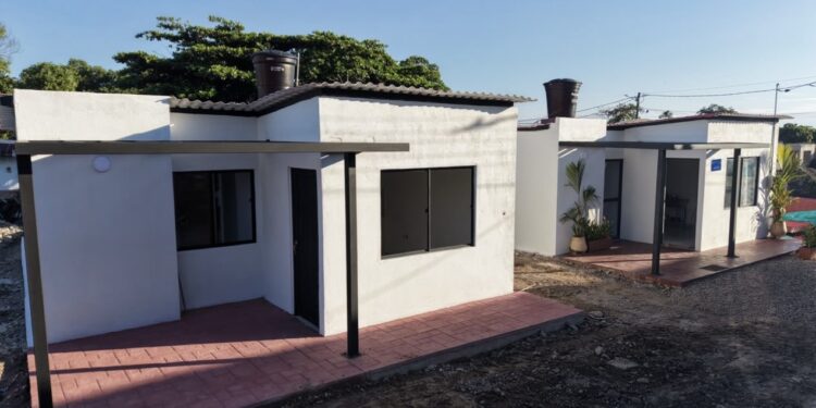 Gobernador de Cundinamarca reporta la construcción de 330 viviendas en Paretebueno, un año después del sismo.