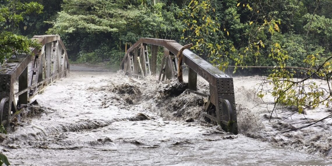 Gobernador de Cundinamarca monitorea el estado del puente Ocal, tras el aumento del nivel del agua, en el municipio de Guayabetal.