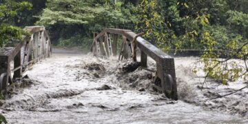 Gobernador de Cundinamarca monitorea el estado del puente Ocal, tras el aumento del nivel del agua, en el municipio de Guayabetal.