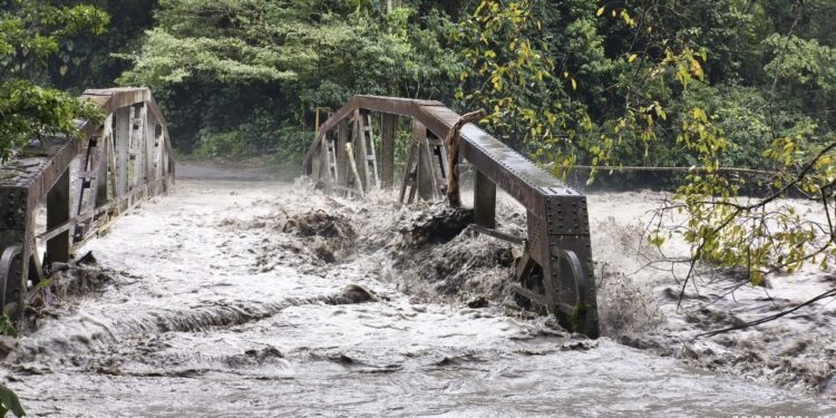 Gobernador de Cundinamarca monitorea el estado del puente Ocal, tras el aumento del nivel del agua, en el municipio de Guayabetal.