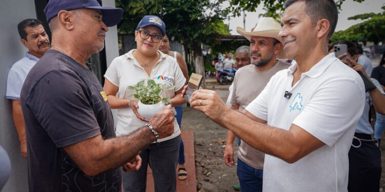 Gobernador Jorge Rey entregó 24 viviendas a familias afectadas por el sismo en Paratebueno.