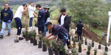 Estudiantes de Suesca estrenan granja escolar sostenible, construida con plástico reciclado y energía solar.