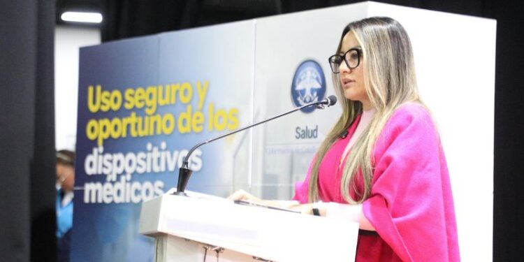 Cundinamarca reúne a expertos para prevenir riesgos en el uso de dispositivos médicos.